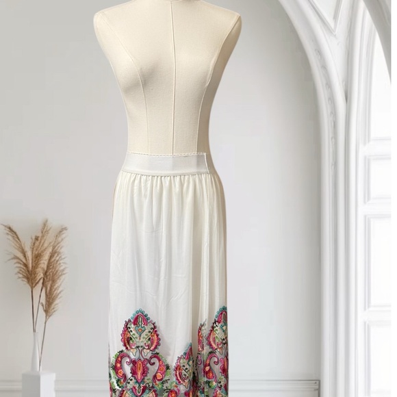 Magic Embroidered Skirt SZ SM.‎ NWT - Picture 1 of 11